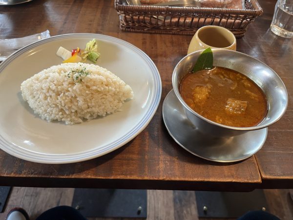 自然志向のカレーと陽だまりファームのみかんジュースが出会った！「カレー処ヤサカ」で至福のひとときを